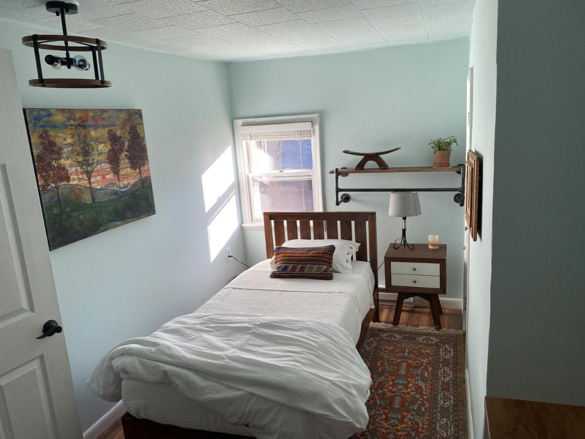 Апартаменты Boho-Chic Travel Pad - Unit 2 Блумингтон Экстерьер фото